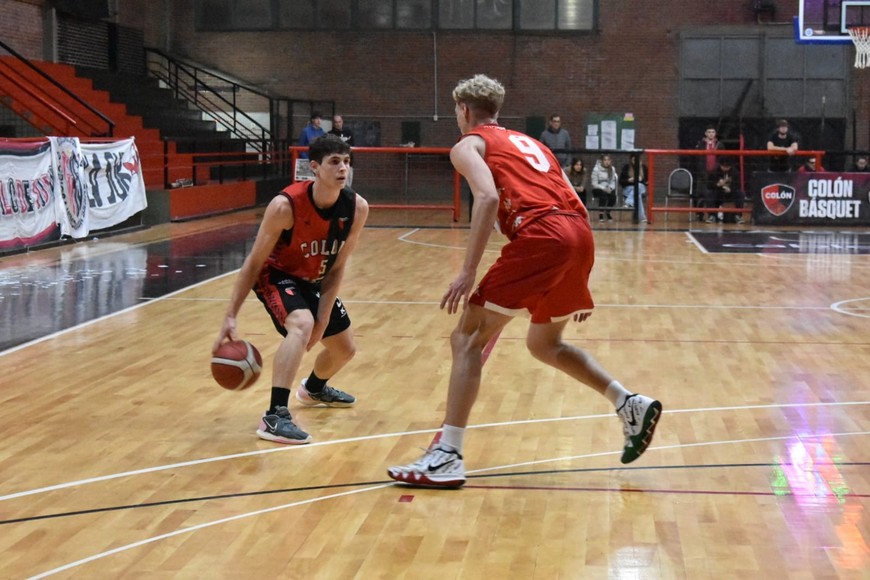El balón en manos de Tomás Botta. Crédito: Prensa Colón