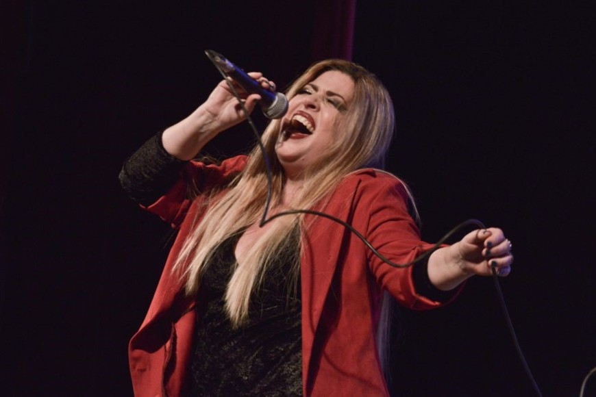 La venezolana Heidy Tiniacos, una de las voces de New Beats Electro Sinfónico