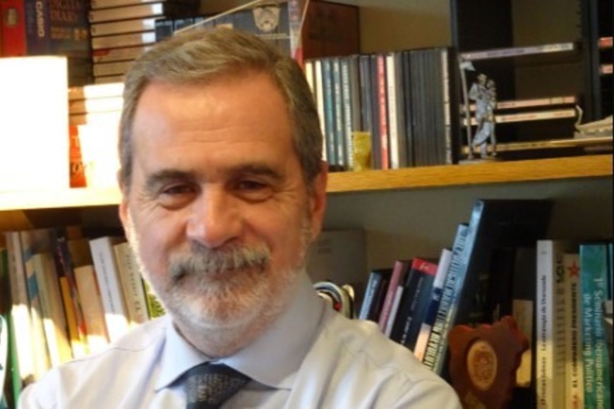 "Ninguno de los tres candidatos está hoy para perder; la discusión más fuerte es cómo se reparten la torta de los que no fueron a votar en las PASO y van a votar en la general", señala Carlos Fara, especialista en Opinión Pública, Campañas Electorales y Comunicación de Gobierno.