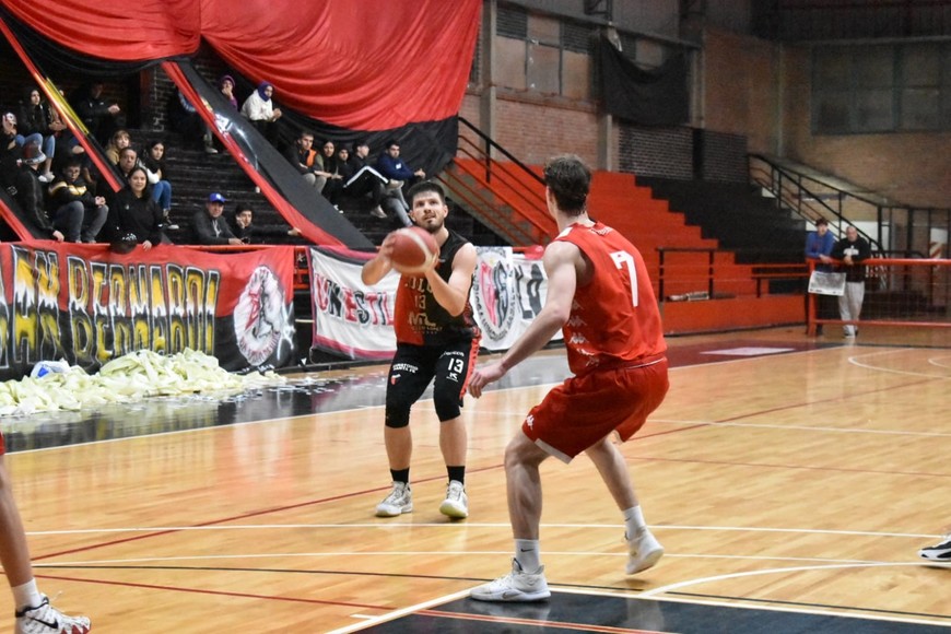León Alfonso con la pelota. Crédito: Prensa Colón