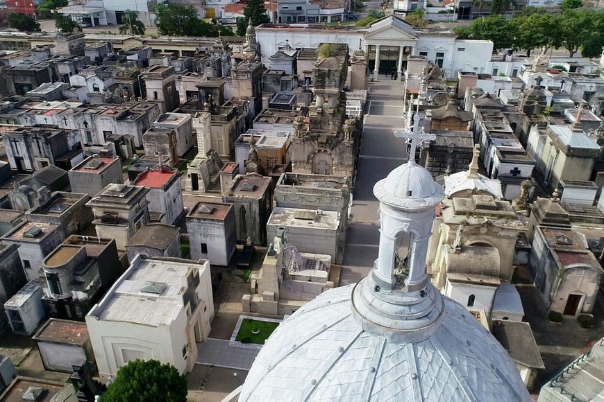 Necrópolis. Los trabajadores municipales mantenían una medida de fuerza que dejó sin servicios al Cementerio por algunas horas. Crédito: Fernando Nicola