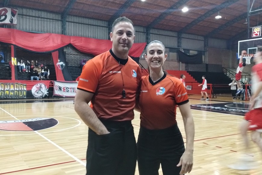 Los árbitros Romina Morales y Danilo Molina. Crédito: Cintia Giuntini