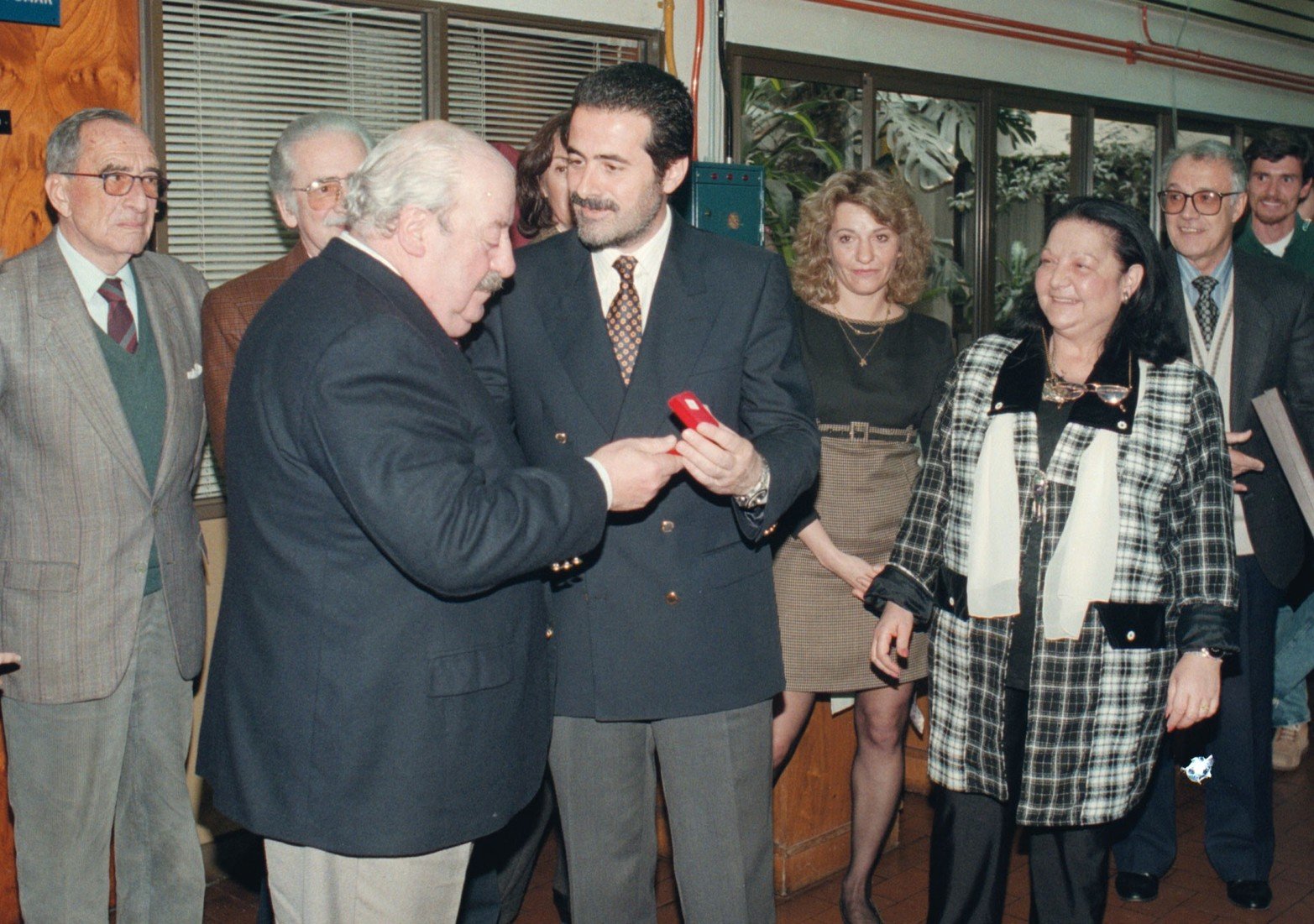 En el aniversario 78 de diario El Litoral. Pedro Roteta recibe la medalla por sus 40 años de periodismo en manos de Manuel Vittori.