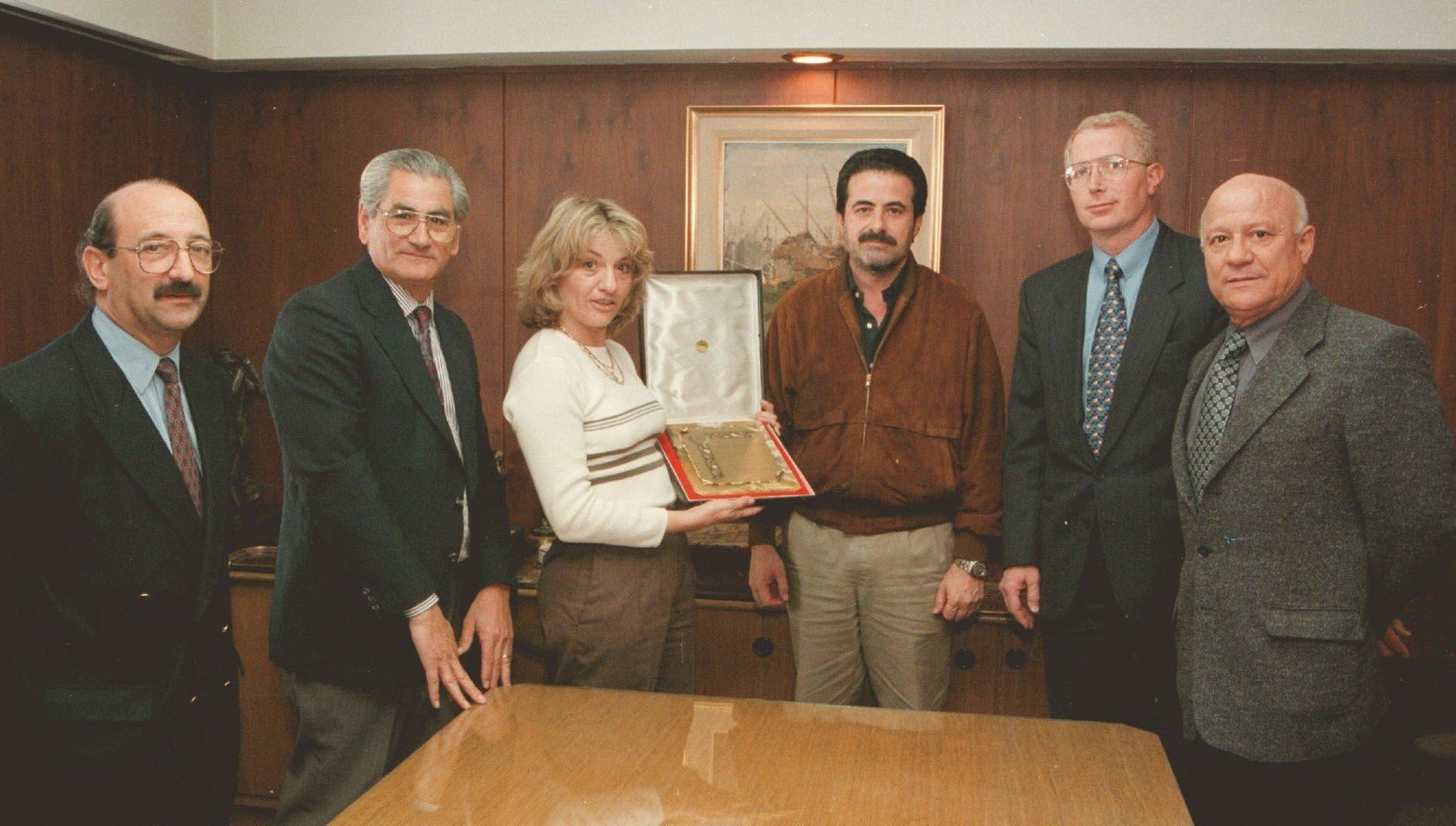 Directivos del Banco Bica entregan plaqueta recordatoria al diario El Litoral.  Hugo Baroni, Luis Puig, Luis Chemes y Juan Caso Suarez.- Recibe Lilia Caputto y Manuel Vittori.