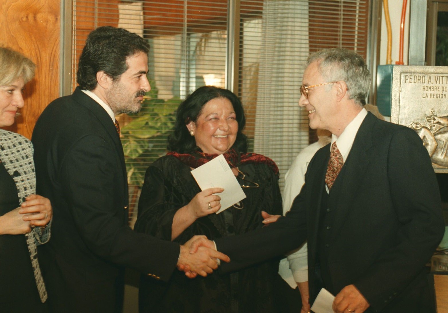 Acto aniversario de diario El Litoral. Manuel Vittori saluda a un histórico empleado, Enrique Cruz.