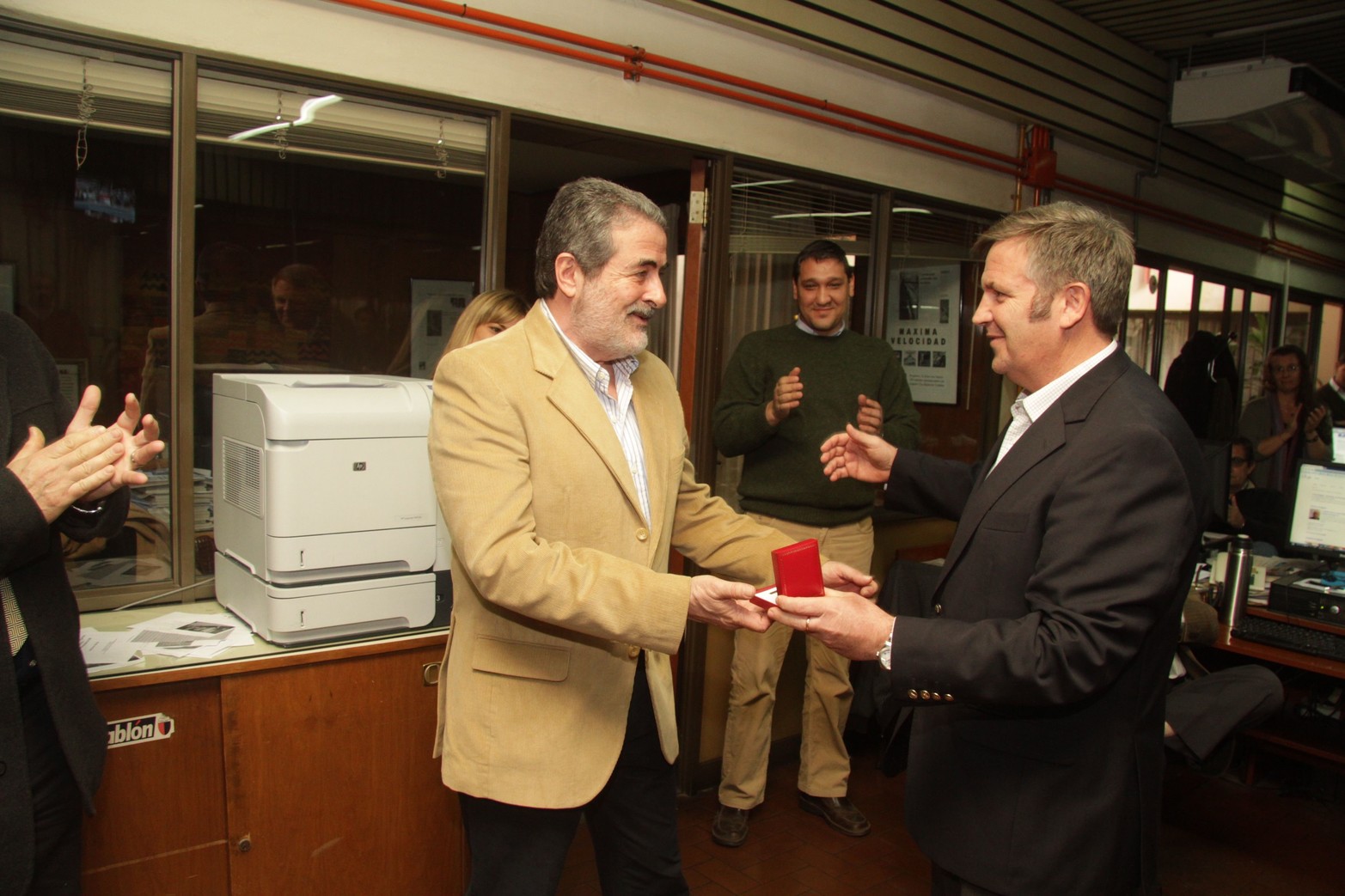 En el aniversario 96 de diario El Litoral. Federico Caputto le entrega una medalla a Manuel Vittori.