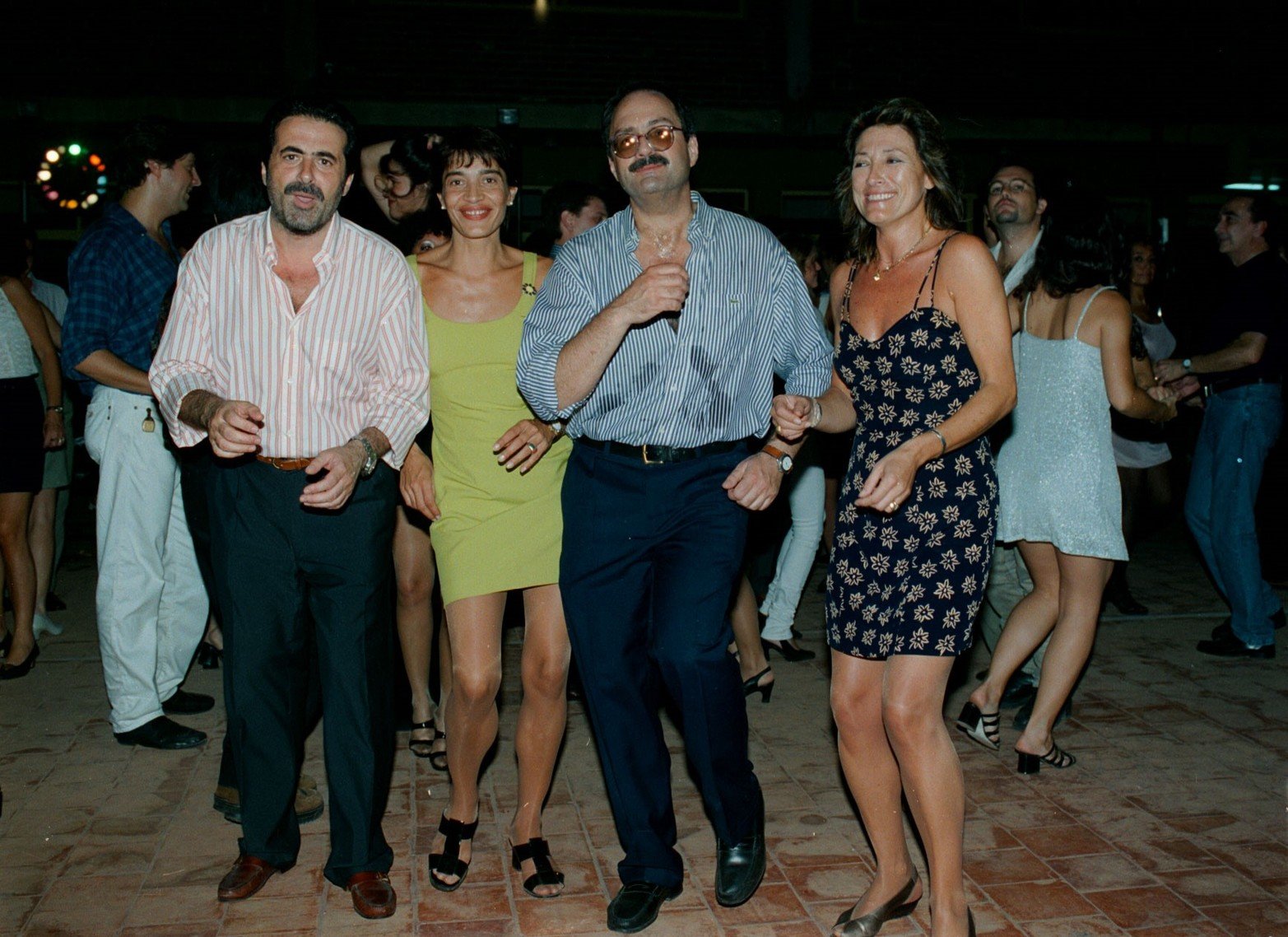 En la fiesta de despedida de fin de año de diario El Litoral.  Manuel Vittori, Claudia Veronese, Gustavo Vittori y Silvia Villaggi.