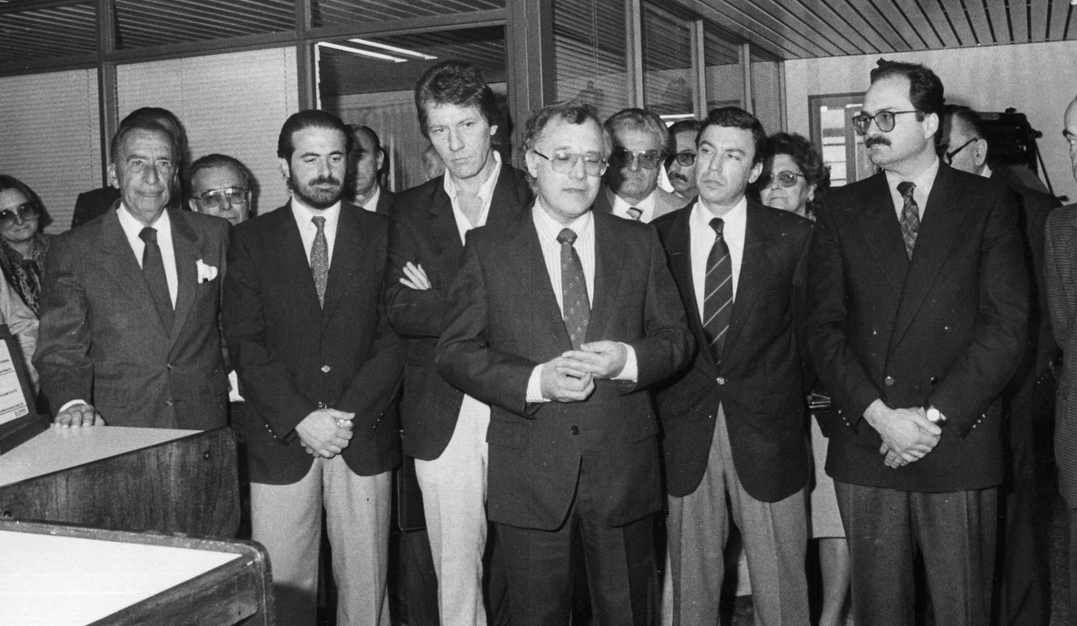 Aniversario diario El Litoral. Manuel Vittori (segundo de izquierda a derecha) escucha las palabras de Enrique Cruz. Participan también Teresa Pandolfo, Enzo Vittori, Ranwel Caputto, Antuco Francia, Gustavo Vittori y Taverna Irigoyen.