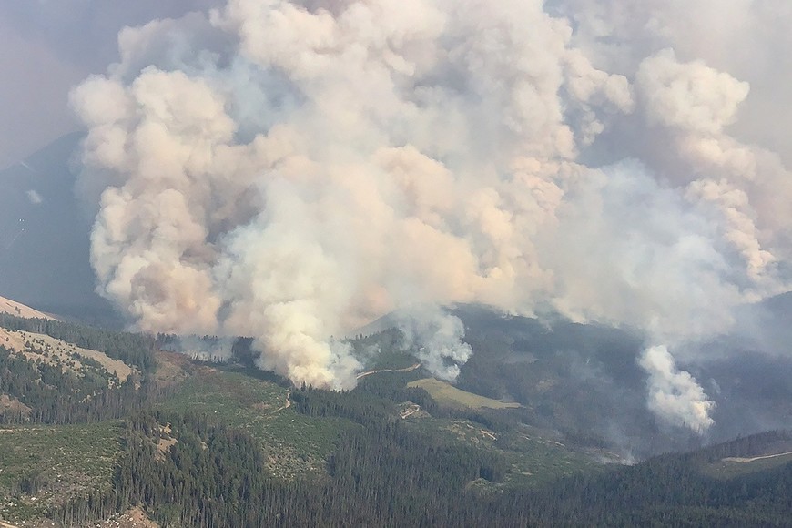 Smoke rises from the Crater Creek (K52125) wildfire near Keremeos, British Columbia, Canada August 15, 2023.  BC Wildfire Service/Handout via REUTERS  
THIS IMAGE HAS BEEN SUPPLIED BY A THIRD PARTY.