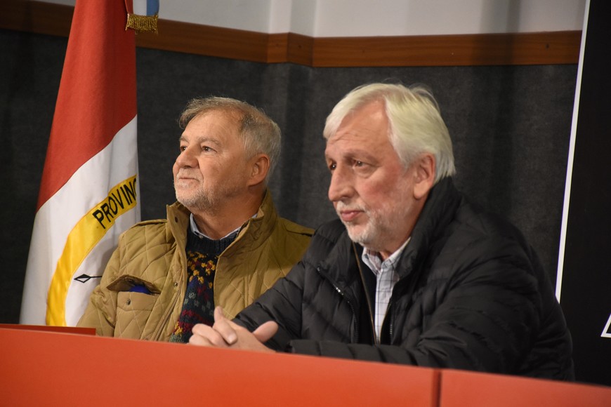 Gustavo Ingaramo, secretario general de Colón junto al vicepresidente José Alonso. Ambos estuvieron en Avellaneda acompañando al plantel en la gran victoria ante Independiente.