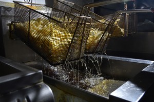 Papas fritas. Para su cocción se precisa el aceite vegetal a granel.