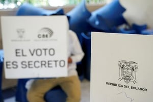 Tras dos días de apagón, Ecuador va a las urnas para modificar o no la Constitución 