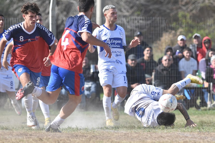 Mucha gente, mucha pierna fuerte, mucha emoción. Tres características del choque entre Vecinal Gálvez y Atenas de Santo Tomé, representantes de dos ciudades vecinas.
