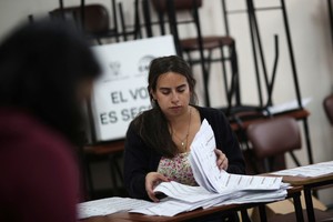 Una trabajadora electoral participa en el proceso de conteo de votos durante las elecciones presidenciales en Quito, Ecuador, 20 de agosto de 2023. Foto: Reuters