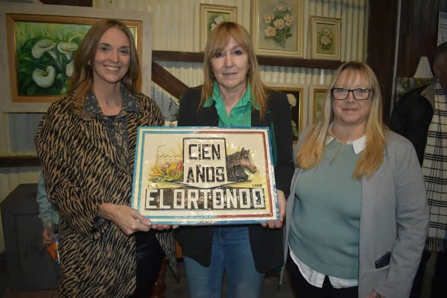 Para el pueblo. Gabriela Petrich (hija de Beatriz Cora) entregando al museo un trabajo de su madre a la presidente comunal María Isabel Bosco y la secretaria de Cultura, Ana Julia Baviera.