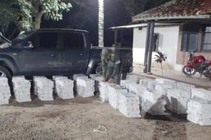 Los gendarmes hallaron la camioneta abandonada y cargada con paquetes de cigarrillos de origen extranjero. Crédito: Gendarmería Nacional.