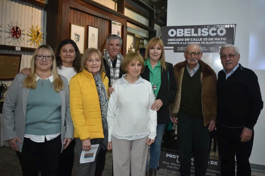 La comisión fundadora del museo junto a las autoridades comunales.