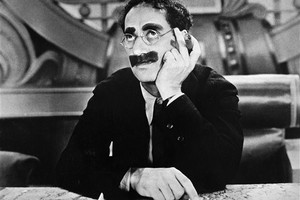 Julius Henry Marx, más conocido como Groucho Marx (1890-1977). Actor, humorista y escritor nacido en Estados Unidos, fue uno de los miembros del grupo de los Hermanos Marx, junto a Chico, Harpo, Gummo y Zeppo. Es considerado el cómico más influyente de todos los tiempos.