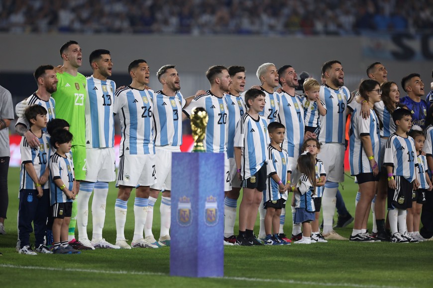 Los jugadores de Argentina entonando el Himno Nacional en la celebración de la Copa del Mundo en Argentina.