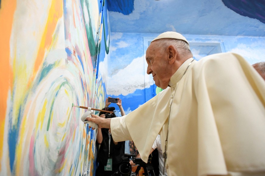 Pope Francis paints a mural during a meeting with young members of Scholas Occurrentes in Cascais, Portugal, August 3, 2023.   Vatican Media/­Handout via REUTERS    ATTENTION EDITORS - THIS IMAGE WAS PROVIDED BY A THIRD PARTY.