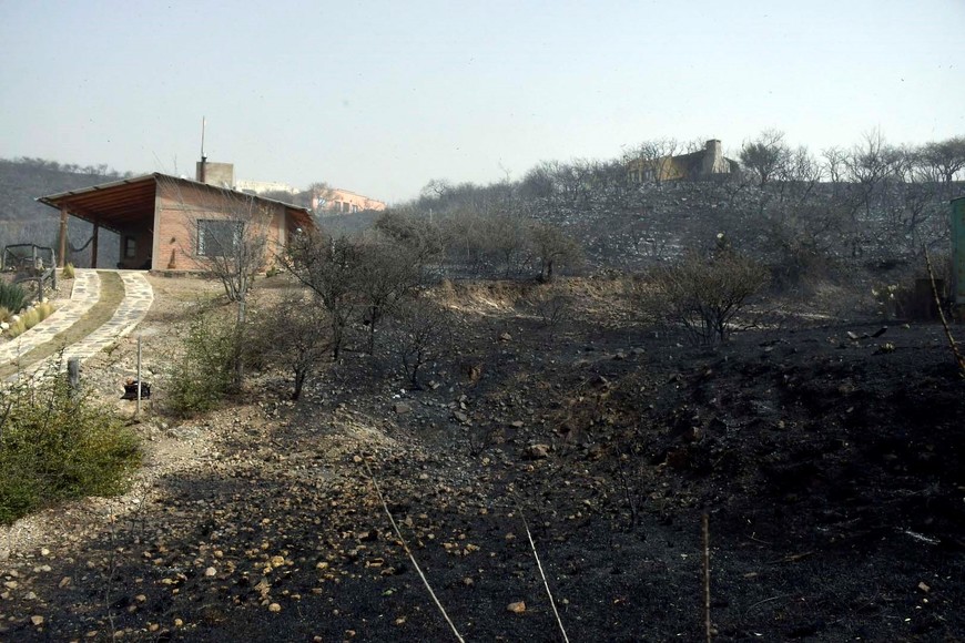 Incendio en San Luis provocó pérdidas materiales y vecinos evacuados en El Trapiche.