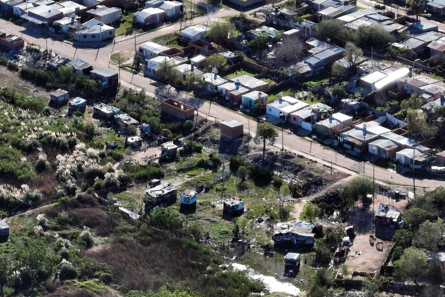 A un lado y al otro de la autopista hay dos grandes reservorios. El agua de lluvia que cae en parte de la ciudad escurre hacia ellos y descarga en el Salado. Antes de la pandemia no estaban ocupados. Crédito: Fernando Nicola