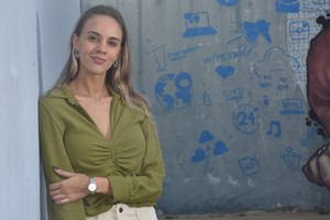 A sus 25 años, Magdalena es ingeniería industrial graduada en tiempo y forma de la UNL y trabaja en una agencia multinacional, sumado a su carisma y pasión por el arte, son atributos que la llevaron a hacerse de la beca destinada a jóvenes destacados de todo el país. Crédito: Flavio Raina.