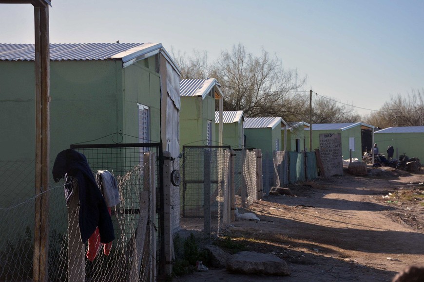 on fondos provinciales, pero sin autorización municipal, Los Sin Techo construyeron viviendas en el reservorio que está en el límite oeste del barrio Santa Rosa de Lima (Mendoza y Circunvalación). Crédito: Flavio Raina