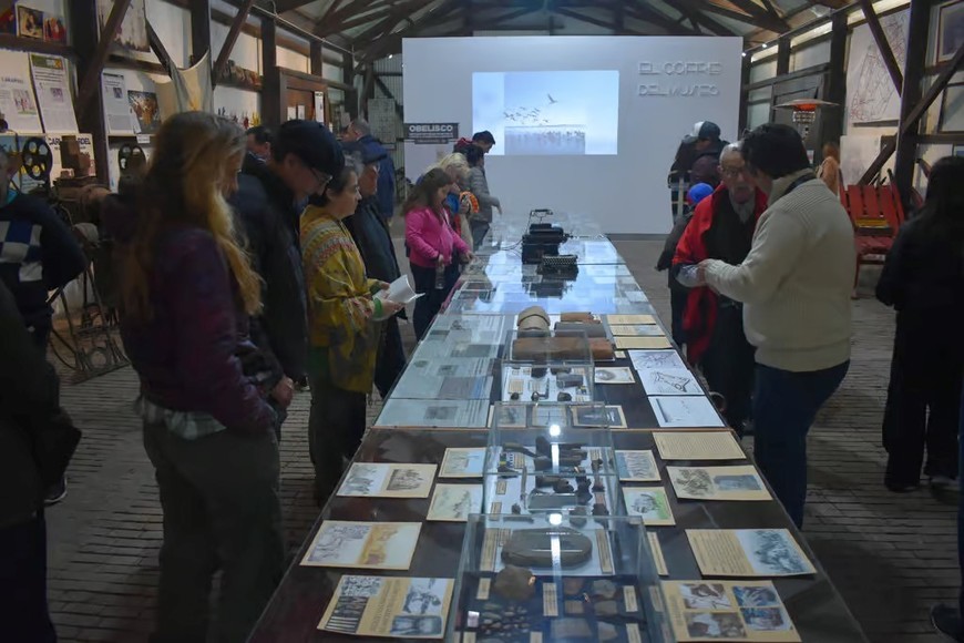 Día histórico. Vecinos y representantes de instituciones acompañaron la apertura del espacio. En el fondo, el "cofre" que alberga trabajos especiales.