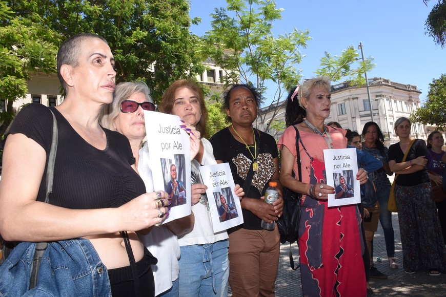 La indignación y el dolor que generó el transfemicidio resonó en las puertas de tribunales, en un masivo reclamo de Justicia.