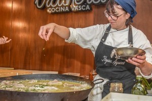 Bajo esta modalidad, las asociaciones extranjeras participantes ofrecieron más de 115 platos típicos acompañados con bebidas de su región, en sus propios espacios o clubes de la ciudad.