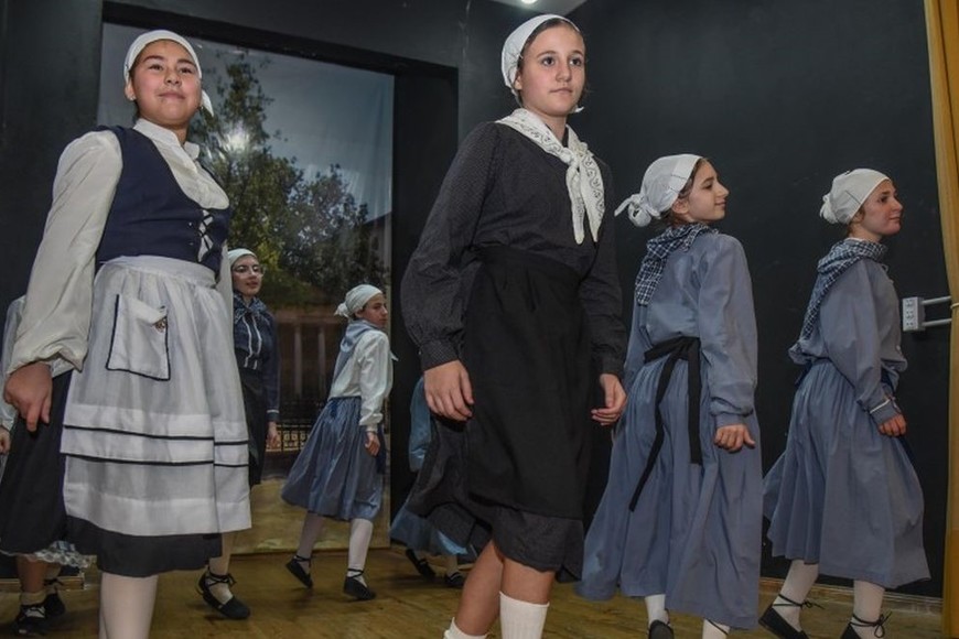 Bajo esta modalidad, las asociaciones extranjeras participantes ofrecieron más de 115 platos típicos acompañados con bebidas de su región, en sus propios espacios o clubes de la ciudad.