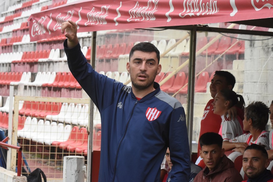 Paulo Poccia. El DT de Unión que trabaja para lograr el tan ansiado ascenso de categoría. Crédito: Guillermo Di Salvatore