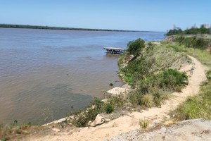 En noviembre de 2022, un informe de Mirador Provincial expuso la forma en la que se tira al Paraná todas las aguas servidas del conducto troncal que recoge líquidos cloacales y pluviales de Funes y el oeste y norte de la ciudad. Créditos: Archivo