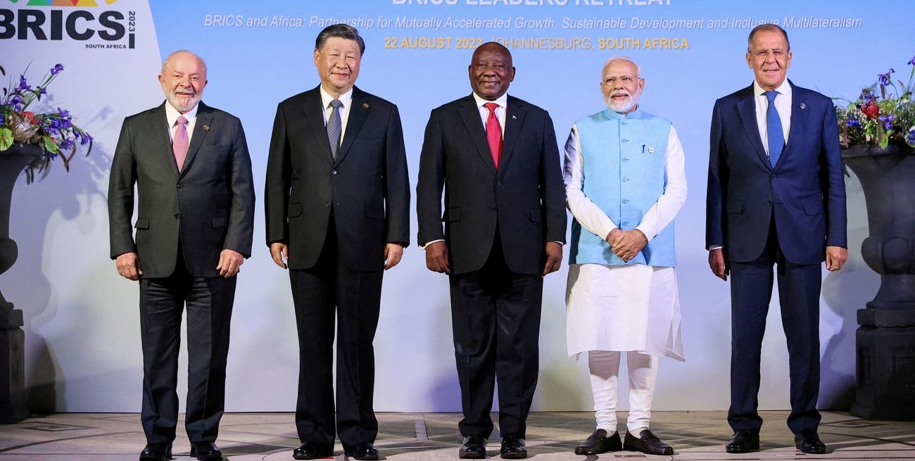 Brazil's President Luiz Inacio Lula da Silva, China's President Xi Jinping, South Africa's President Cyril Ramaphosa, India's Prime Minister Narendra Modi and Russia's Foreign Minister Sergei Lavrov pose during BRICS summit in Johannesburg, South Africa August 22, 2023. Russian Foreign Ministry/Handout via REUTERS ATTENTION EDITORS - THIS IMAGE WAS PROVIDED BY A THIRD PARTY. NO RESALES. NO ARCHIVES. MANDATORY CREDIT