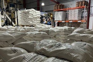 La fábrica tiene la capacidad de producir 3 mil toneladas mensuales totalmente automatizada. Los equipos de última generación permiten embolsar en distintos pesajes hasta Big Bag, o en la forma que el cliente lo solicite. Foto: Gentileza