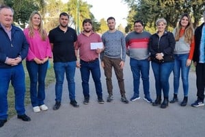 En Villa Trinidad junto a la candidata a Presidente Comunal Marianela Risso visitaron el Club Atlético Libertad Trinidad, en donde efectuaron aportes del Programa “+Deportes” a la Subcomisión de turf y motos del C.A.L.T.