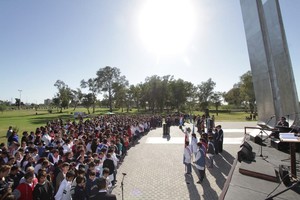 Cada año, los alumnos ofrecen su promesa de lealtad a la Constitución Nacional junto al monumento que representa a los tres poderes del Estado.