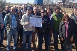 Costamagna, encabezó la firma de convenios para implementar el Programa Caminos de la Ruralidad en las localidades de El Trébol y Landeta.
