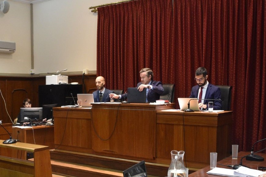 Al frente del debate se encuentra el tribunal conformado por los jueces Pablo Spekuljak, Sebastián Szeifert -presidente- y Pablo Ruiz Staiger. Créditos: Flavio Raina