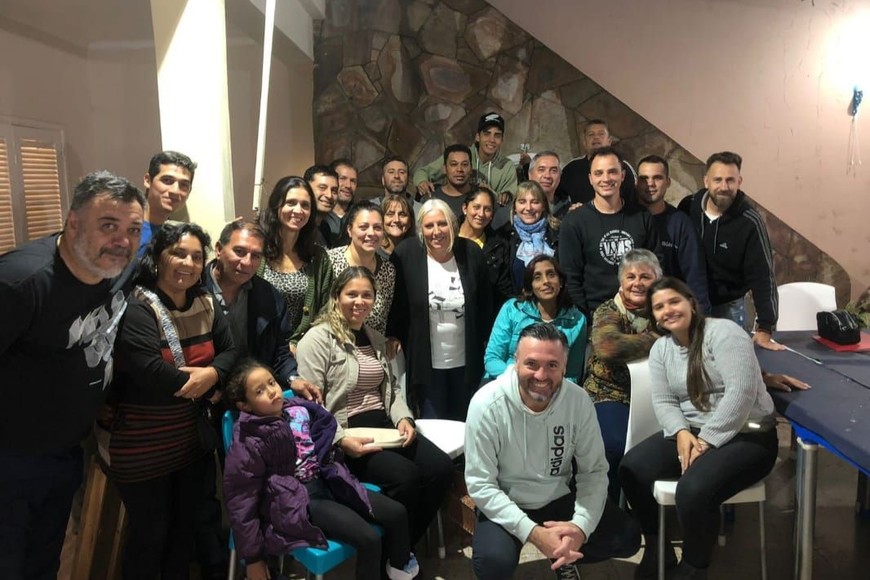 Itatí Corman. La actual presidenta del club de Ciudadela, rodeada por todos los integrantes de la actual Comisión directiva.