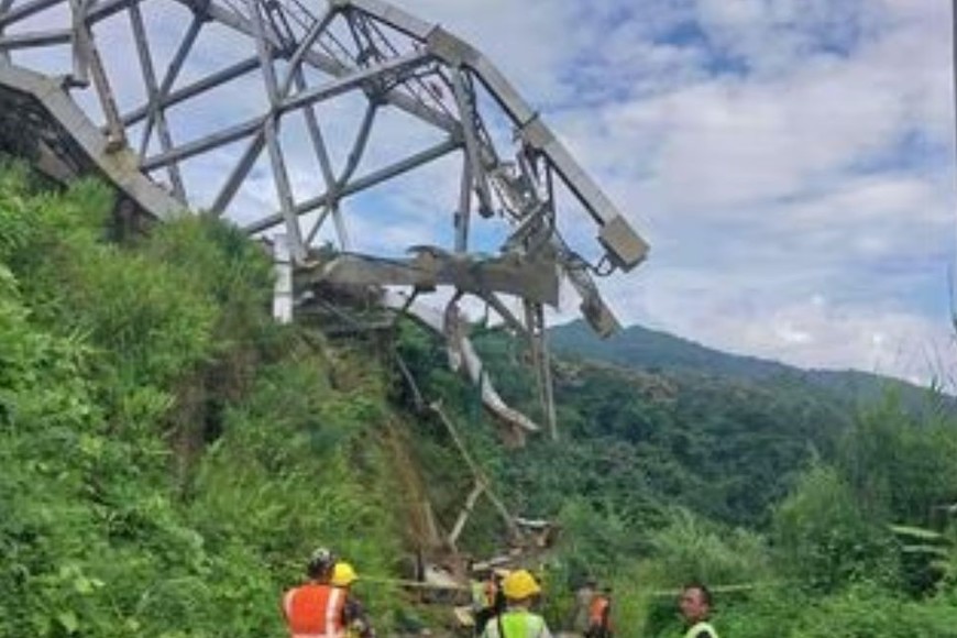 La búsqueda de los trabajadores desaparecidos es intensa.