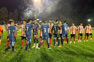 Una verdadera fiesta. La noche terminó con la victoria de Colón de San Justo sobre Atlético de Rafaela que en los próximos días jugará la revancha en el Monumental de barrio Alberdi. Crédito : Prensa y Comunicación Club CSJ.