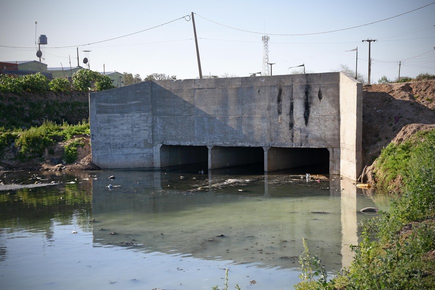 Obra complementaria al desagüe Espora: entubado de un tramo del canal sobre Camino Viejo hasta la descarga en el reservorio Nº 5 (en la foto), en una longitud de 310 metros.
