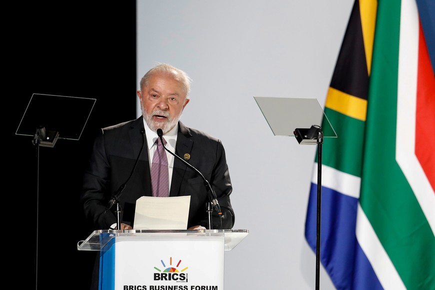 (230823) -- JOHANNESBURGO, 23 agosto, 2023 (Xinhua) -- El presidente brasileño, Luiz Inácio Lula da Silva, habla en la ceremonia de clausura del Foro Empresarial del BRICS, en Johannesburgo, Sudáfrica, el 22 de agosto de 2023. (Xinhua/Li Yahui) (jg) (da) (ce)
