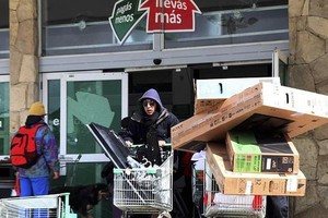 Argentina, agosto de 2023. Por estos días han retornado los espectros alucinados de los saqueos y el vandalismo. Dicen ser espontáneos, pero nosotros sabemos que estas tropelías están organizadas.