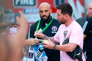 Messi y su sombra, mientras el 10 firma autográfos.
