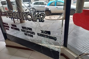 Los daños en la vidriera del local ubicado en la esquina de 25 de Mayo y Crespo. Crédito: El Litoral.