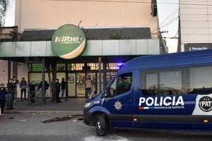 Cinco de los acusados fueron aprehendidos por la policía mientras trataban de escapar del supermercado con mercadería robada. Créditos: Pablo Aguirre