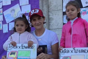 Emocionada. La madre del camionero asesinado recibió los dibujos de los niños. Créditos: Gentileza